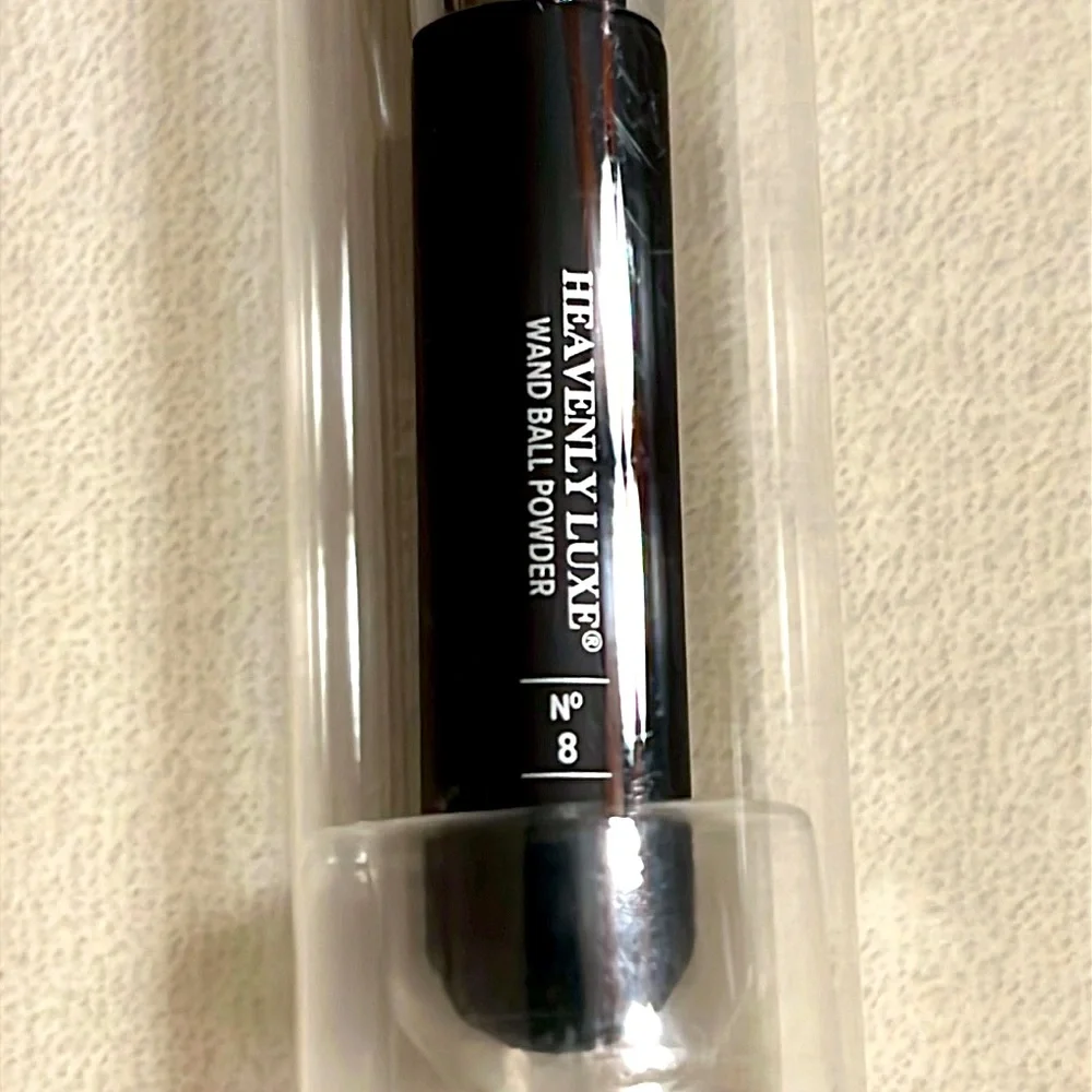 IT COSMETICS. Heavenly Luxe Wand Ball Powder Brush # 8